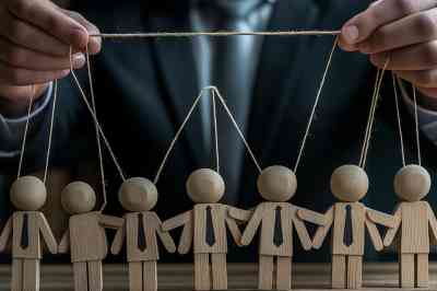 Puppenspieler im Anzug mit Holzpuppen